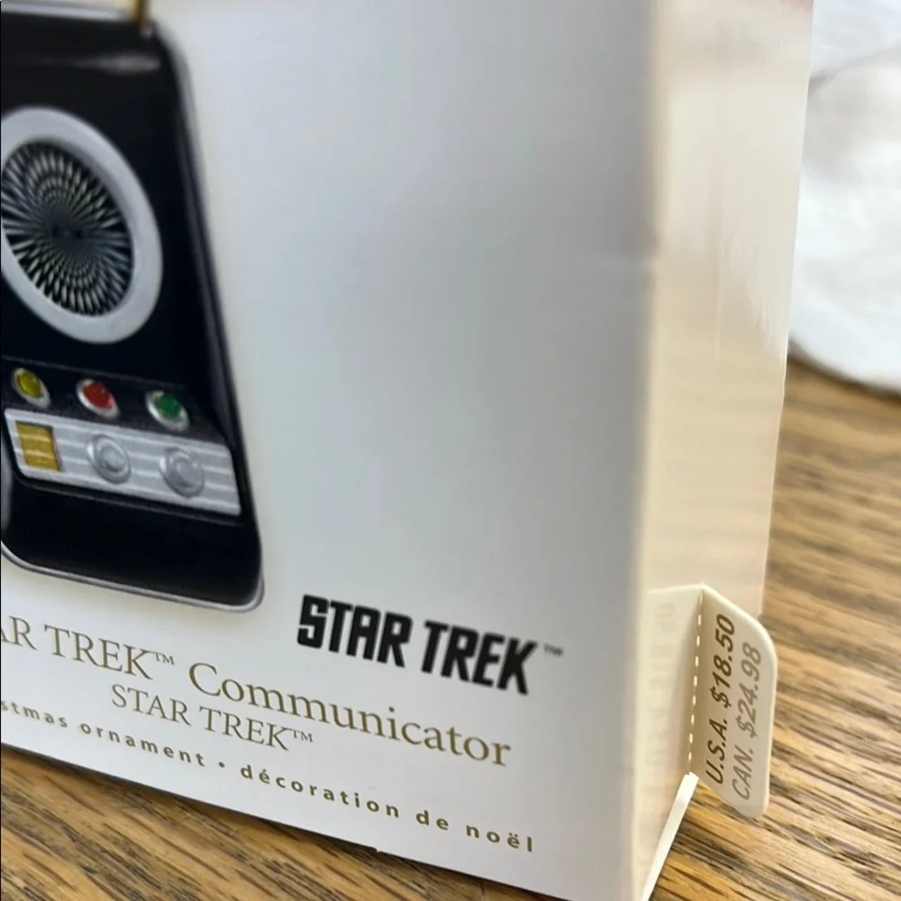 Star Trek Hallmark ornament!  New 2006 Ornament flip phone w/light/sound NIB